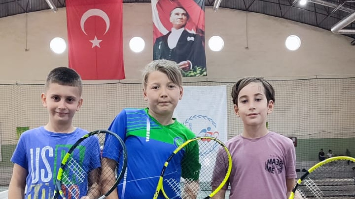 Okulumuz Minik Erkek Tenis Takımımız İzmir de Yapılan Grup 1. Olarak  Türkiye Finallerine Katılmaya Hak Kazandı .